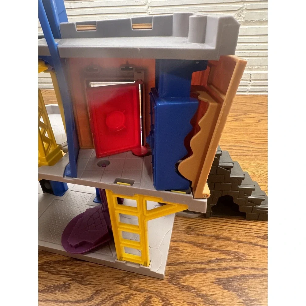 Mattel Imaginext DC Super Friends Batman Gotham City Joker Bank Playset 2011
